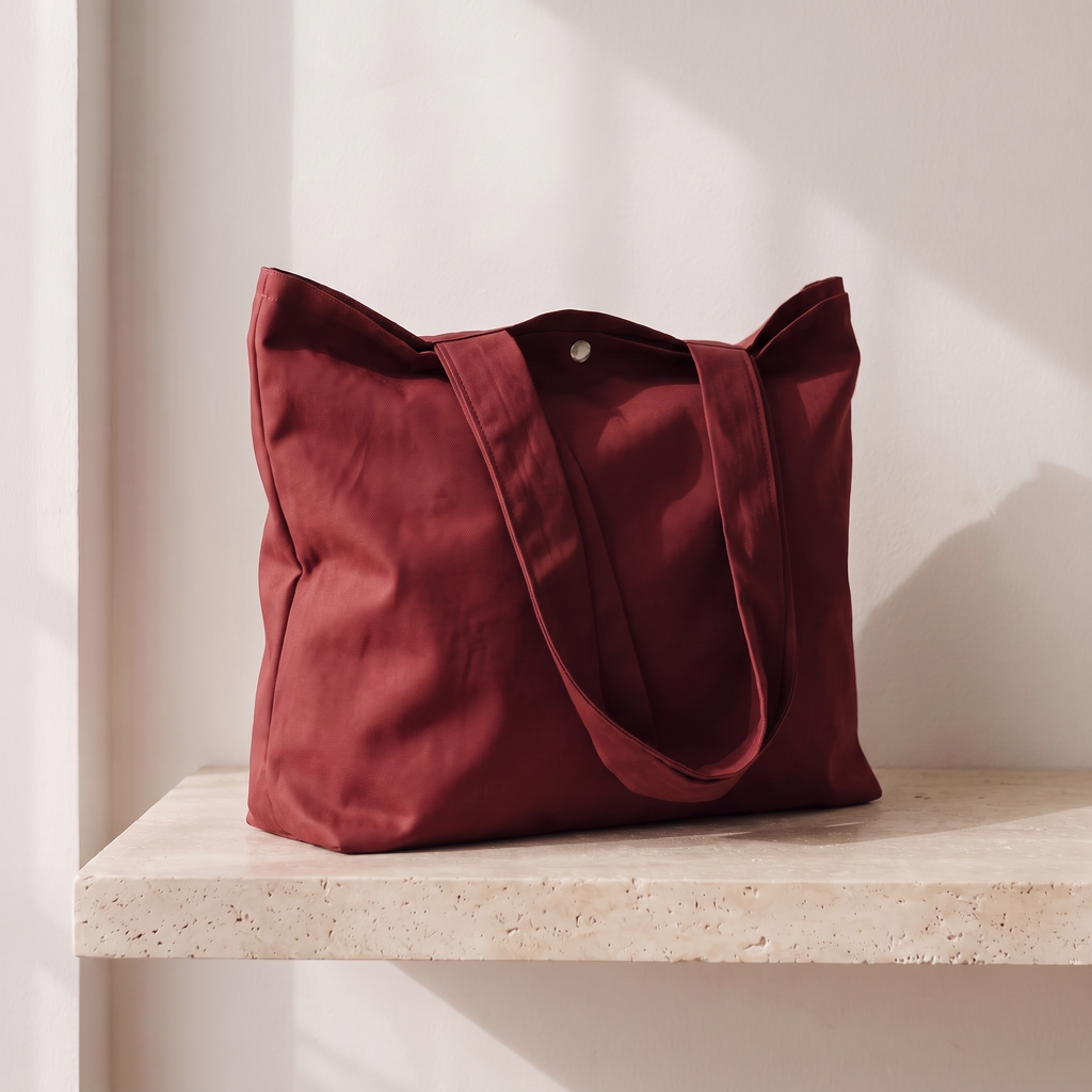 Vega bordo kanvas tote çanta — üç çeyrek açıdan görünüm