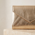 Astra altın zarf clutch — kapak kenarı ve dikiş detayı