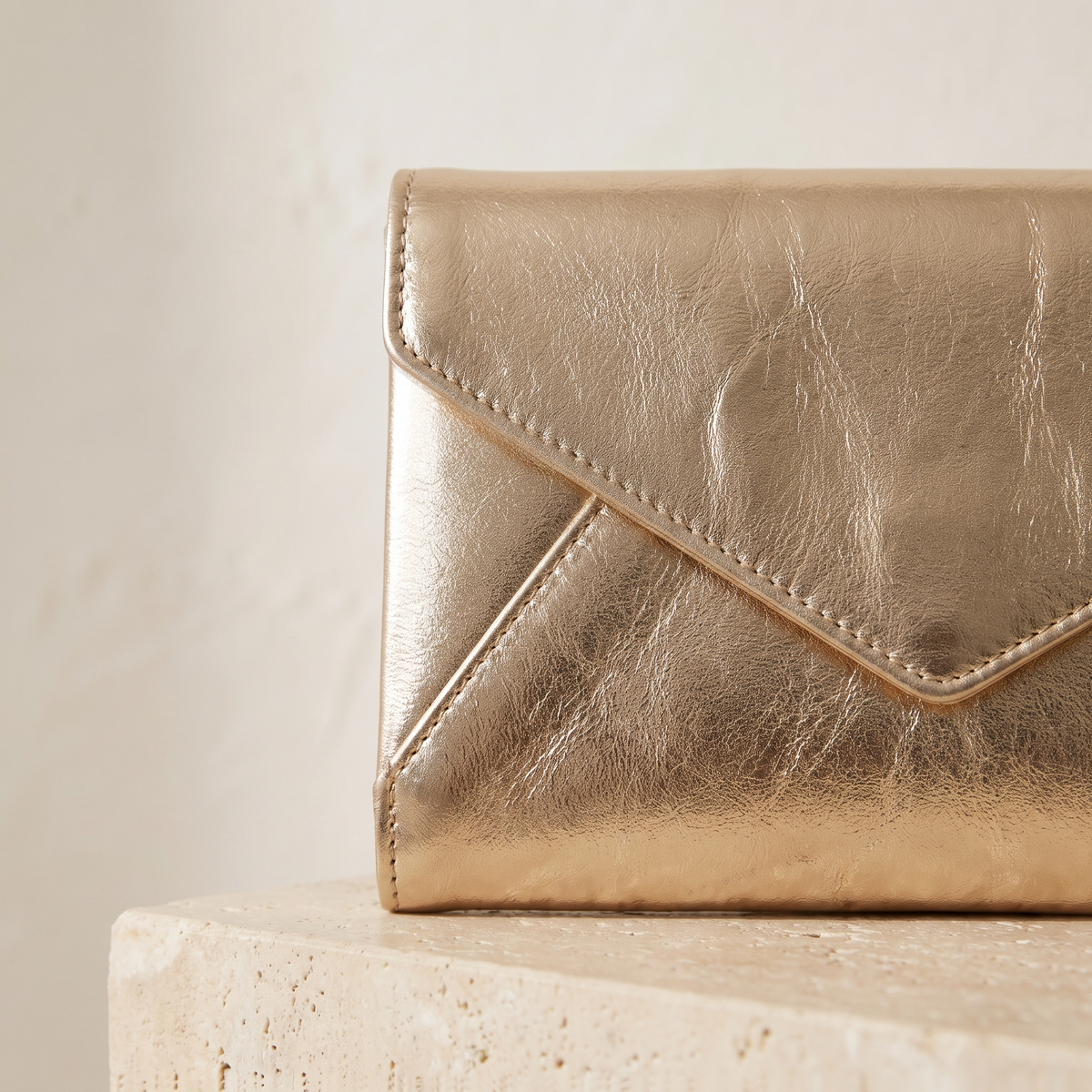 Astra altın zarf clutch — kapak kenarı ve dikiş detayı