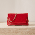 Astra kırmızı zarf clutch — travertin zeminde önden görünüm