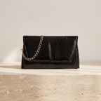 Astra siyah zarf clutch — travertin zeminde önden görünüm
