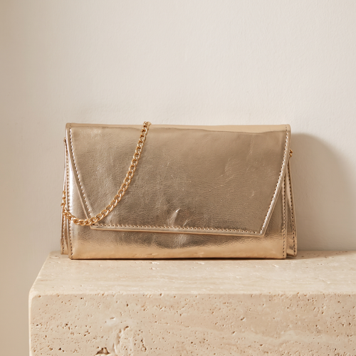Astra altın zarf clutch — travertin zeminde stüdyo görünümü