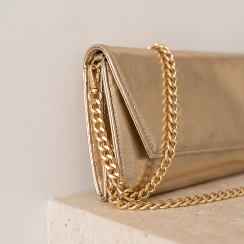 Astra altın zarf clutch — zincir askı bağlantısı yakın plan