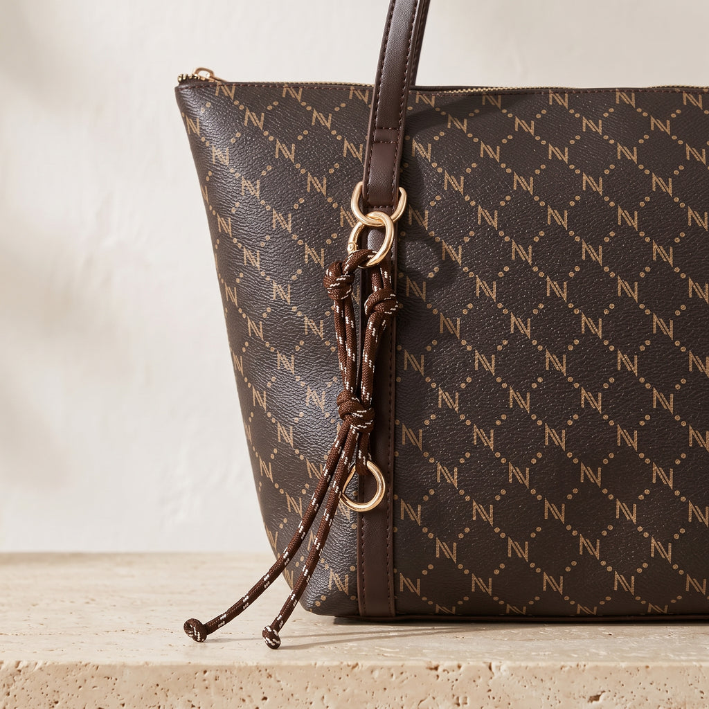 Maia kahve monogram çanta — gold D-halka ve örgü halat charm yakın plan